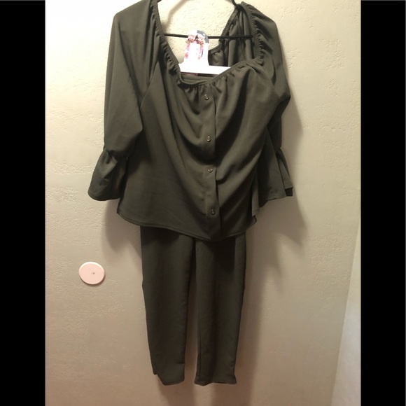 NWT Boohoo Size 14 Green off the shoulder top/pant